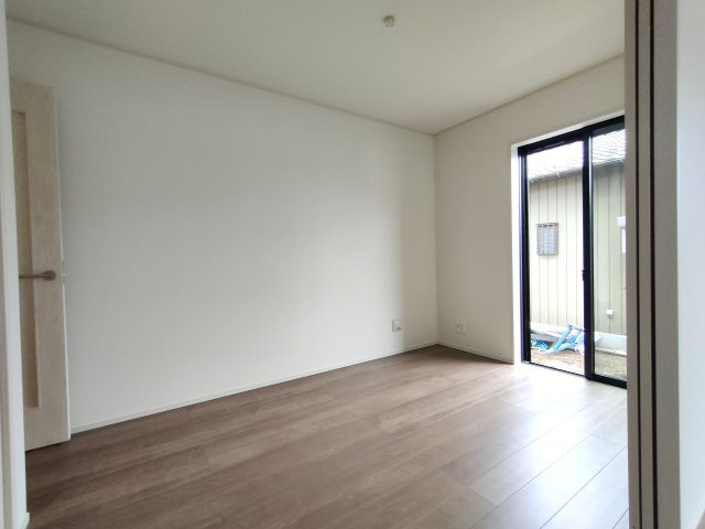 三郷市　鷹野1丁目　新築戸建　全2棟の洋室|明るい洋室です