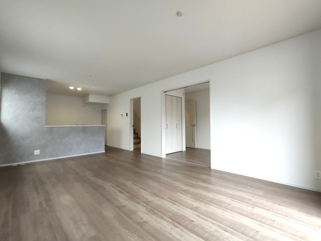 三郷市　鷹野1丁目　新築戸建　全2棟の居間・リビング|ゆったりとした居間です