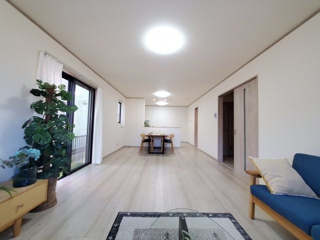 三郷市　鷹野1丁目　新築戸建　全2棟の居間・リビング|施工例です