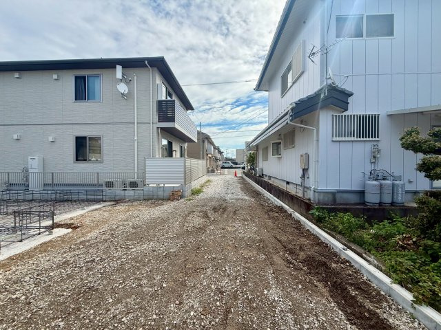 南国市大そね甲5期1棟の前面道路含む現地写真