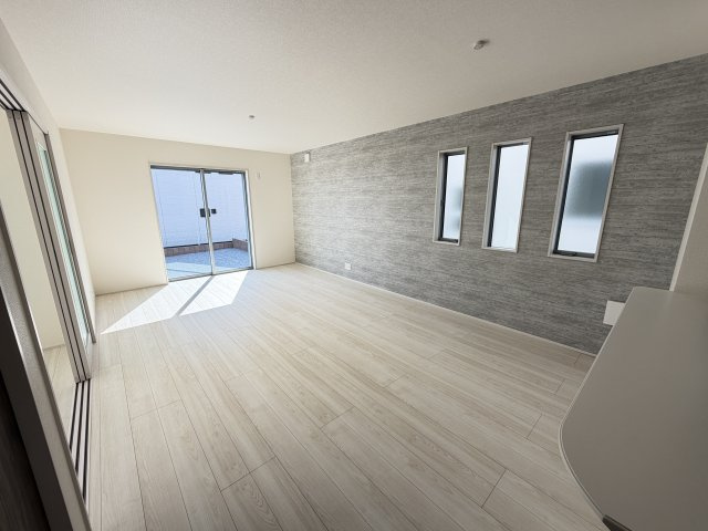 第3富士見町時沢　新築戸建　3号棟の居間・リビング|カウンターキッチンなのでお料理をしながら会話もできます。
夕食の支度をしながら、お子様の様子も見られて自然と会話も増えますよ♪