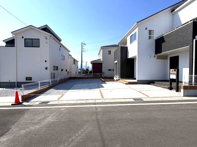 第3富士見町時沢　新築戸建　3号棟の駐車場|駐車場もキレイに整備されています。６台駐車可能ですよ！