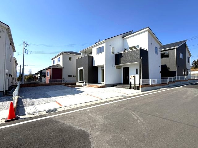 第3富士見町時沢　新築戸建　3号棟の外観|シンプルで飽きのこない外観です♪前面道路も広々していて開放的な立地です。