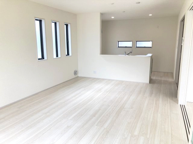 第3富士見町時沢　新築戸建　3号棟の居間・リビング|18帖広々リビング。人気の対面式キッチンを配した空間はお好みの家具も合わせやすく、家族がくつろぐ快適な空間造りをサポート。窓からは明るい陽光が差し込みます。