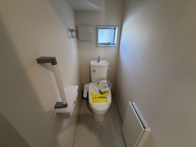 第3富士見町時沢　新築戸建　3号棟のトイレ|1階トイレです。清潔感のある白を基調としています。
温水洗浄・便座暖房機能の付いた快適なトイレです☆