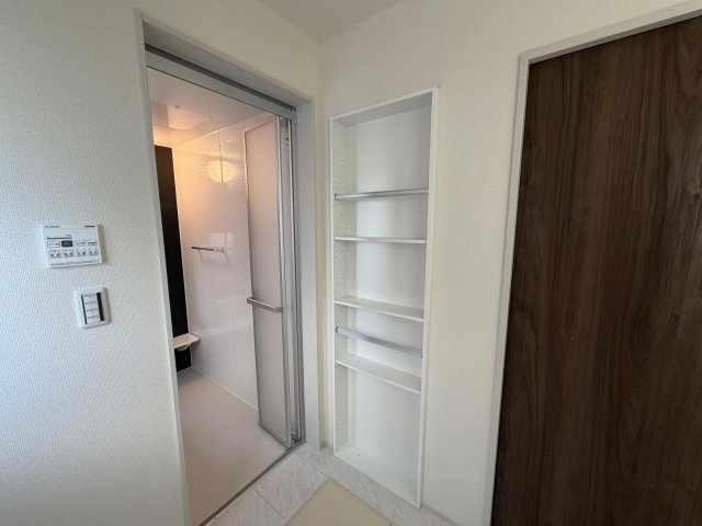 第3富士見町時沢　新築戸建　3号棟の収納|洗面室にある収納スペースです。タオルやシャンプー等のストック品の収納にいかがでしょうか。
