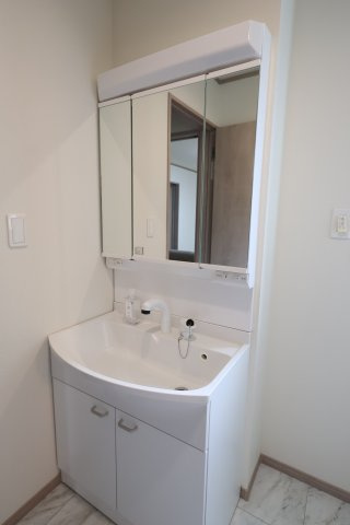 【独立洗面台】 | 《仲介手数料無料》上尾市小泉３丁目34-11(A号棟)新築一戸建てハートフルタウン | 撮影日 2025年9月15日 12:00 晴れ