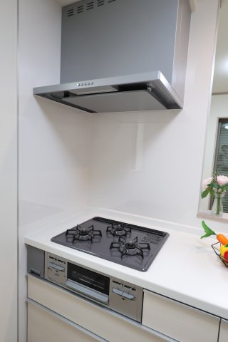 【キッチン】 | 《仲介手数料無料》上尾市小泉３丁目34-11(A号棟)新築一戸建てハートフルタウン | 撮影日 2025年9月15日 12:00 晴れ