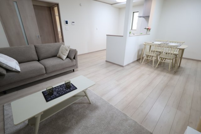 【居間・リビング】 | 《仲介手数料無料》上尾市小泉３丁目34-11(A号棟)新築一戸建てハートフルタウン | 撮影日 2025年9月15日 12:00 晴れ