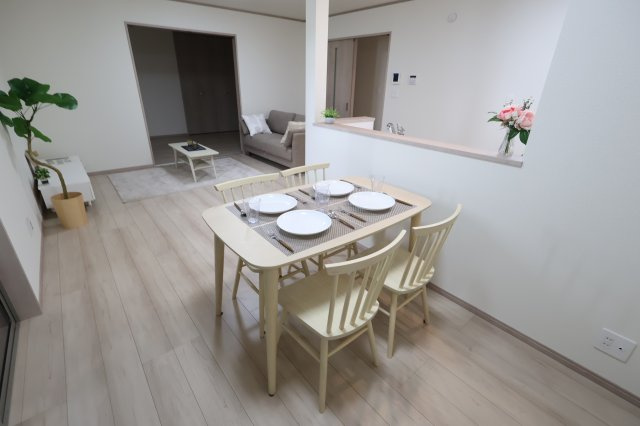 【居間・リビング】 | 《仲介手数料無料》上尾市小泉３丁目34-11(A号棟)新築一戸建てハートフルタウン | 撮影日 2025年9月15日 12:00 晴れ