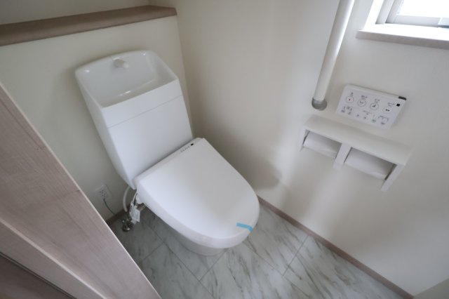 【トイレ】 | 《仲介手数料無料》上尾市小泉３丁目34-11(A号棟)新築一戸建てハートフルタウン | 撮影日 2025年9月15日 12:00 晴れ