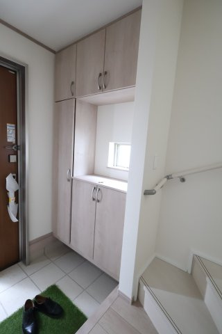 【玄関】 | 《仲介手数料無料》上尾市小泉３丁目34-11(A号棟)新築一戸建てハートフルタウン | 撮影日 2025年9月15日 12:00 晴れ