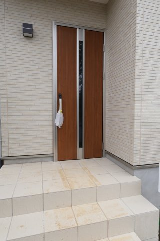 【玄関】 | 《仲介手数料無料》上尾市小泉３丁目34-11(A号棟)新築一戸建てハートフルタウン | 撮影日 2025年9月15日 12:00 晴れ