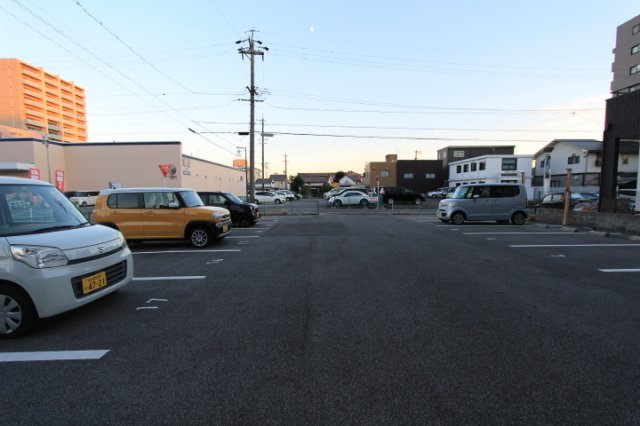 プリミエール鳥居松IIの駐車場