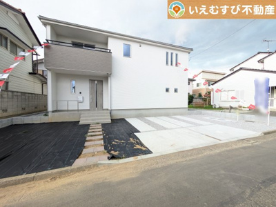 【駐車場】 | 邑楽郡大泉町坂田5期 | 並列3台駐車可能なゆとりのカースペース
複数台車をお持ちでも、お友達が遊びに来てもゆとりの駐車スペース！