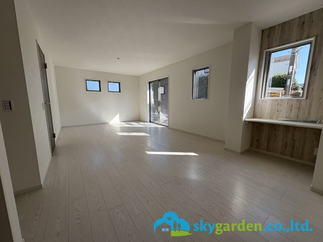 藤沢市亀井野7期　新築戸建　全3棟2号棟の居間・リビング|ゆったり明るいリビングダイニング