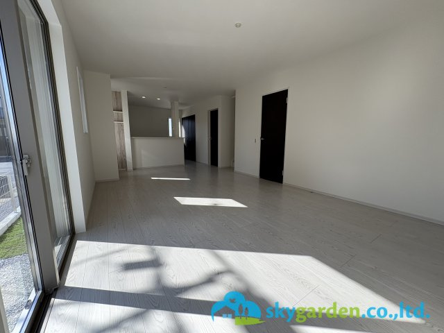 藤沢市亀井野7期　新築戸建　全3棟2号棟の居間・リビング|こちらのリビングで趣味の時間をお楽しみください