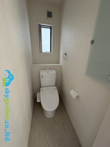 藤沢市亀井野7期　新築戸建　全3棟2号棟のトイレ|トイレです　壁収納が嬉しいですね