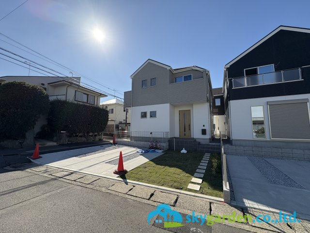 藤沢市亀井野7期　新築戸建　全3棟2号棟の前面道路含む現地写真|東南・北東角地で日照・開放感良好