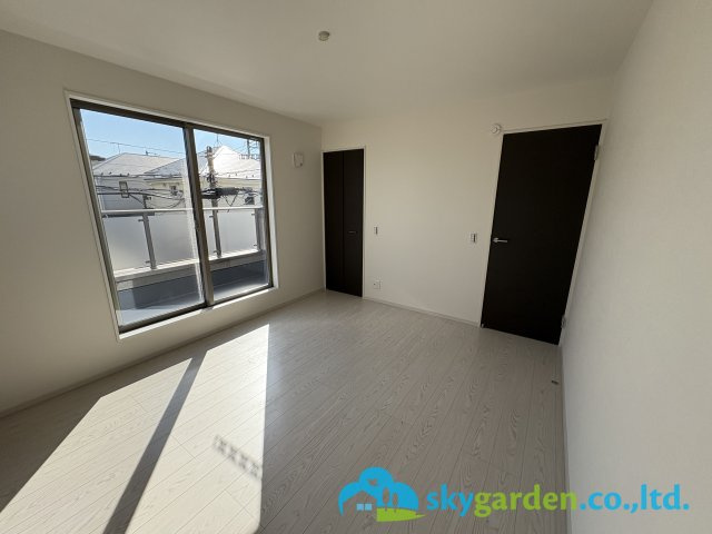 藤沢市亀井野7期　新築戸建　全3棟2号棟の寝室|開放的な寝室です