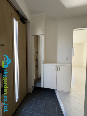 藤沢市亀井野7期　新築戸建　全3棟2号棟の玄関|シューズボックス