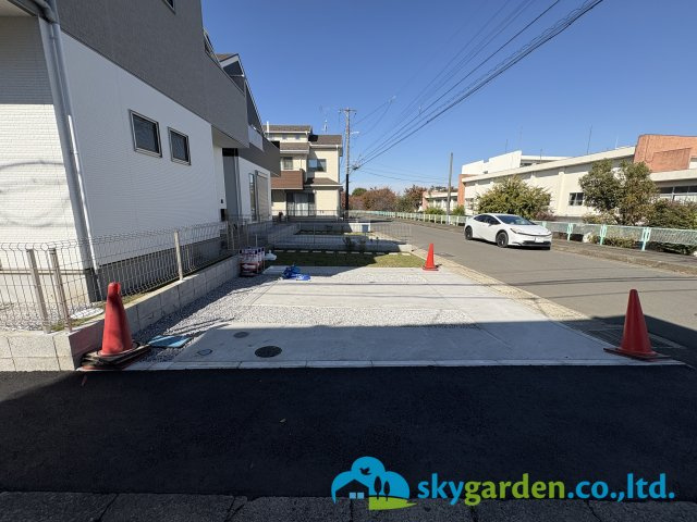 藤沢市亀井野7期　新築戸建　全3棟2号棟の駐車場|車種により並列２台駐車可