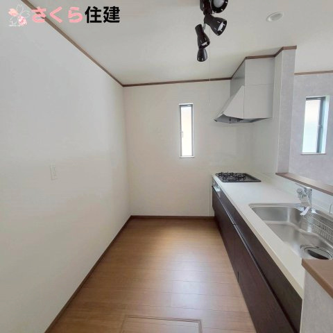 下野市緑3丁目1期　3号棟のキッチン|キッチン背面には十分な広さがあり床下収納も完備されています◎