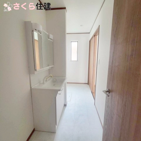 下野市緑3丁目1期　3号棟の脱衣所|洗面所は廊下からもリビングからも出入りすることが可納です◎