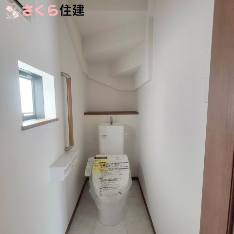 下野市緑3丁目1期　3号棟のトイレ|1階トイレは階段下を活用し、手摺もあり安心です◎