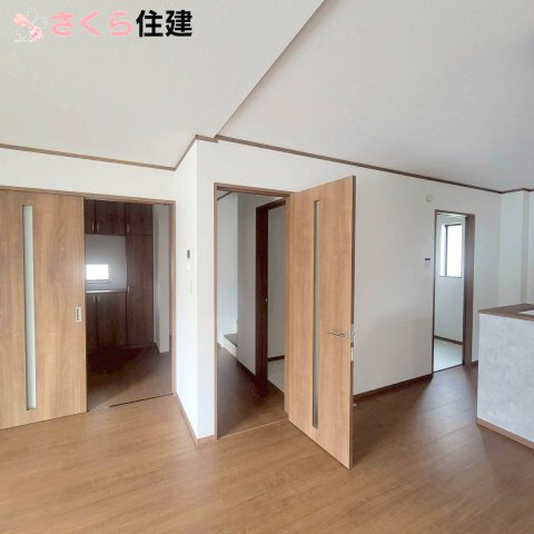 下野市緑3丁目1期　3号棟のその他|廊下、リビング、洗面所は便利な回遊同線になっています♪