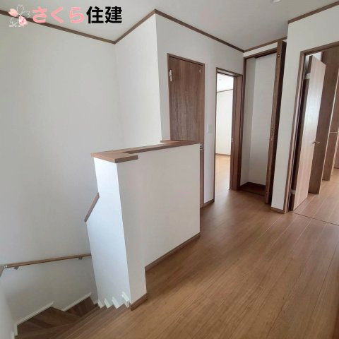 下野市緑3丁目1期　3号棟のその他|2階廊下には十分な広さがあり収納も設置されています◎