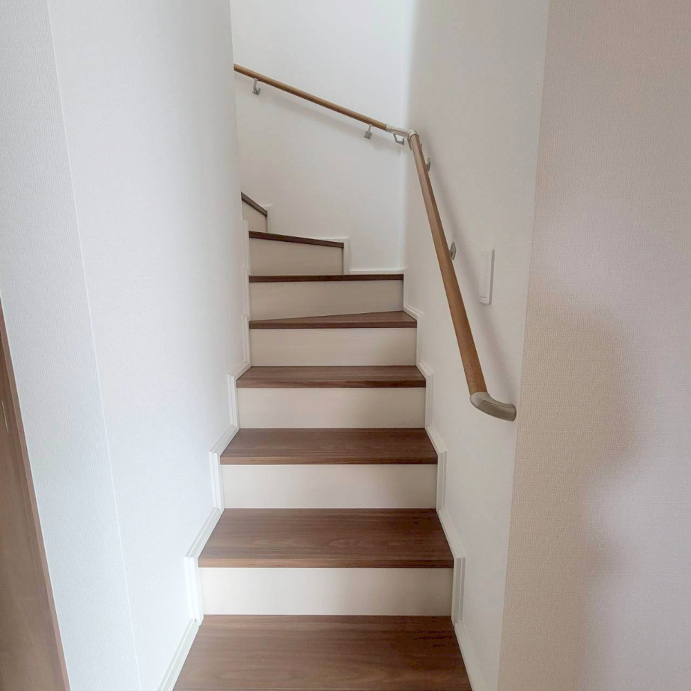 下野市緑3丁目1期　3号棟のその他|階段には手摺付きで上り下りの際も安心です◎