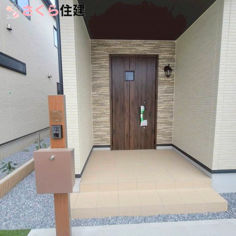下野市緑3丁目1期　3号棟の玄関|エントランスにはオシャレな外灯もあり、ポストも備え付けとなっています◎