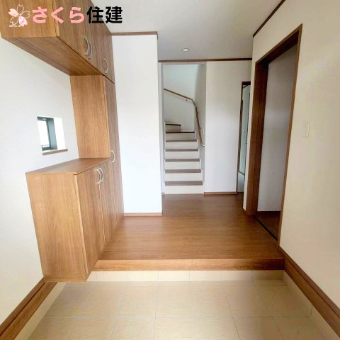 下野市緑3丁目1期　3号棟の玄関|ゆったりとした広々とした玄関スペースになっています◎