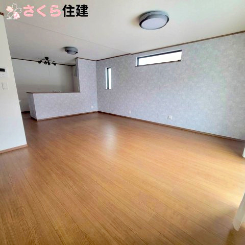 下野市緑3丁目1期　3号棟の居間・リビング|リビングの一角にはアクセントクロスを採用しメリハリのある空間になっています◎