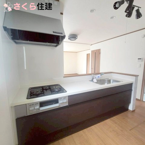 下野市緑3丁目1期　3号棟のキッチン|対面式システムキッチンで家族との会話を楽しみながらお料理が作れます♪