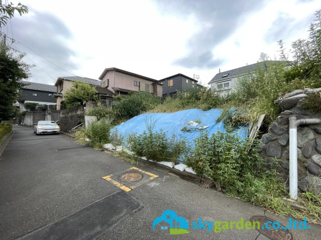 藤沢市亀井野　売地の前面道路含む現地写真