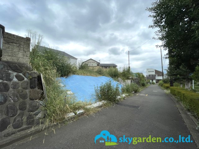 藤沢市亀井野　売地の前面道路含む現地写真