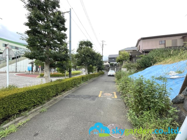 藤沢市亀井野　売地の前面道路含む現地写真
