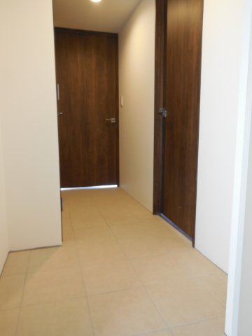 エクサム西新宿のエントランス|ゆとりのあるエントランスです