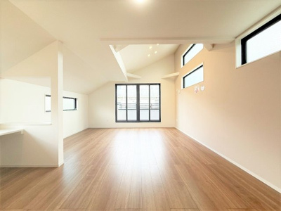 【居間・リビング】 | 【仲介手数料３１０万円が無料！！】■ＬＤＫは２０帖で吹抜け天井■ＺＥＨ水準住宅■３０年保証