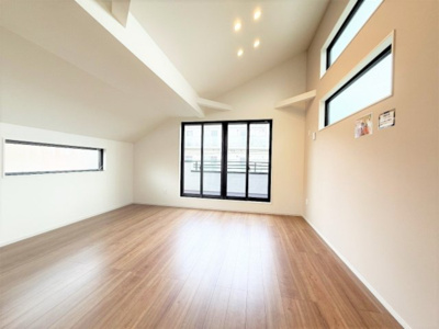 【居間・リビング】 | 【仲介手数料３１０万円が無料！！】■ＬＤＫは２０帖で吹抜け天井■ＺＥＨ水準住宅■３０年保証 | 【お得な諸費用サービスキャンペーン中！！】
■詳細は「物件概要」の「諸費用」欄をご確認下さい！
■ＬＤＫ２０帖超！
■リビング天井は豪快な吹抜け！
■３０年保証
■ＺＥＨ水準住宅
■省エネ性能ラベル