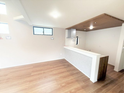 【キッチン】 | 【仲介手数料３１０万円が無料！！】■ＬＤＫは２０帖で吹抜け天井■ＺＥＨ水準住宅■３０年保証 | 【お得な諸費用サービスキャンペーン中！！】
■詳細は「物件概要」の「諸費用」欄をご確認下さい！
■ＬＤＫ２０帖超！
■リビング天井は豪快な吹抜け！
■３０年保証
■ＺＥＨ水準住宅
■省エネ性能ラベル