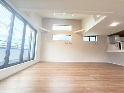 【居間・リビング】 | 【仲介手数料３１０万円が無料！！】■ＬＤＫは２０帖で吹抜け天井■ＺＥＨ水準住宅■３０年保証