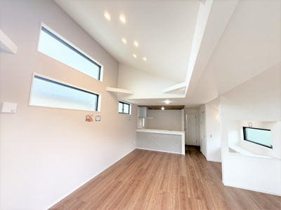 【居間・リビング】 | 【仲介手数料３１０万円が無料！！】■ＬＤＫは２０帖で吹抜け天井■ＺＥＨ水準住宅■３０年保証