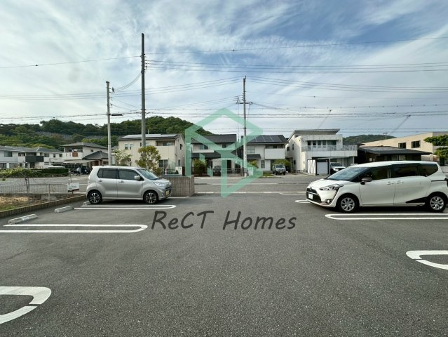 シャーメゾン岡寺の駐車場