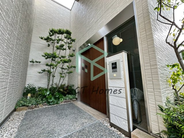 シャーメゾン岡寺のエントランス