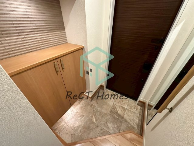 シャーメゾン岡寺の玄関