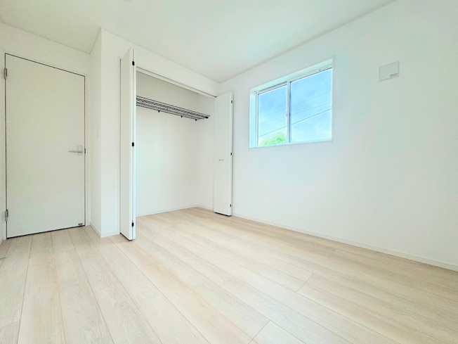 【洋室】 | ◆◇横浜市緑区三保町　新築戸建　3号棟◇◆ | 【モデルハウス写真】
◆柔らかい陽光が差し込む明るいお部屋を演出する設計。彩光の取れる窓が気持ちの良いお部屋を創り上げます。