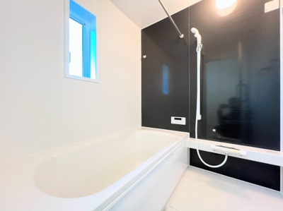 【浴室】 | ◆◇横浜市緑区三保町　新築戸建　3号棟◇◆ | ◆モダンデザインの空間が気持ちよさを高めてくれるバスルーム。すっきりとした清潔感の中に都会的なセンスが感じられ、心身をリフレッシュできる寛ぎを深めてくれるスペースです。